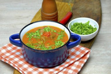 Servis etmeden önce kebabın üzerine doğranmış sebzeler serpin..