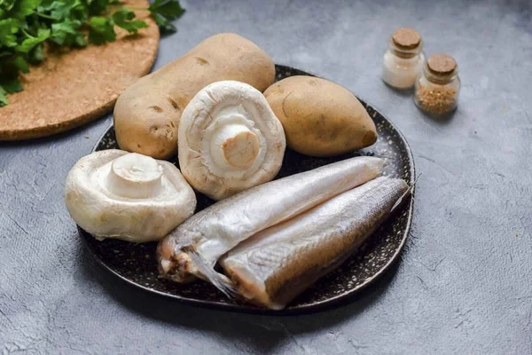Připravte Všechny Potřebné Ingredience Pro Vaření Ryby Pečené Houbami Bramborami — Stock fotografie