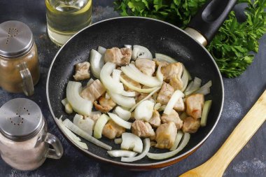 Soyulmuş soğanları yarım halkalara ayır ve tavaya ekle. Soğanlar kahverengileşene kadar 2-3 dakika daha kızart..