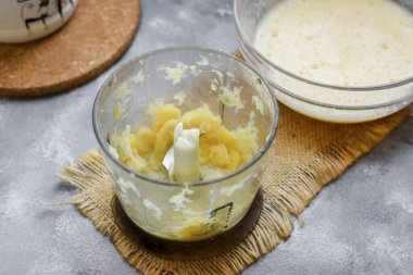 Limonun yarısını kabukla birlikte küçük parçalara ayır, tohumları mutlaka ayır. Limonu mutfak blendırında öğüt..