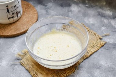 Tavuk yumurtalarını bir kaseye koy, şeker ekle ve her şeyi mikserle birkaç dakika çırp, ayrıca bir tutam tuz ekle..