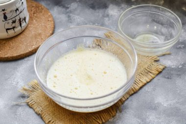 Tereyağını bir su banyosunda erit ve hamurun tabanıyla kaseye ekle..