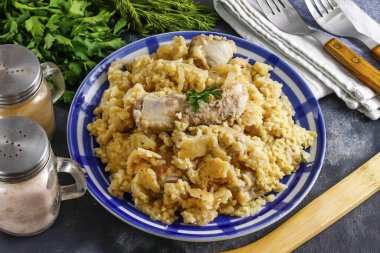 Kuzu etini darı tabağa koy ve servis yap. Unutma, bu et sadece sıcak yenir.!