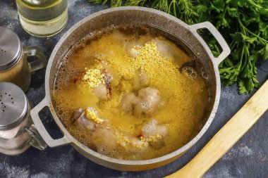 Sıcak su dökün ve ısıyı orta seviyeye düşürün. 25-30 dakika kadar kaynayın, köpüğü çıkarın..