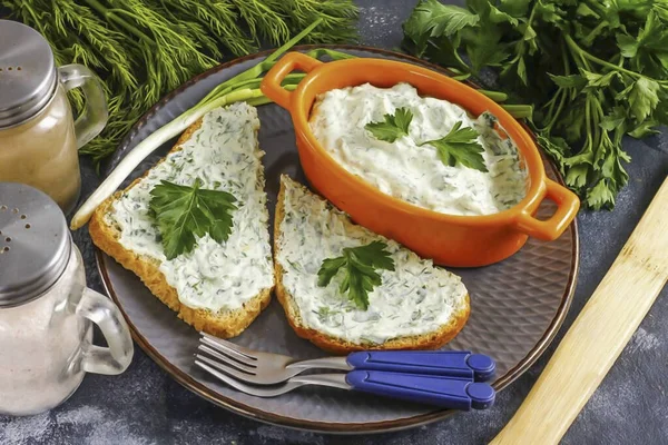 Mettere Pasta Cotta Una Ciotola Ciotola Servire Raffreddata Con Fette — Foto Stock