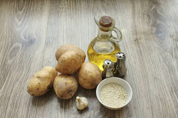 Připravte Všechny Potřebné Ingredience Pro Vaření Pečené Brambory Sezamem — Stock fotografie