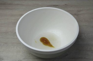 Hamuru yoğurmak için (sürecin başından itibaren 10-12 saat sonra) kaseye 30 ml dökün. Su, tuz ve bal karışımı..