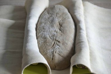 Düzeltmek için bir yer hazırlayın, bir bez, bir peçete olabilir, iyi un sürmeniz gereken bir yer. Ekmek parçasına 