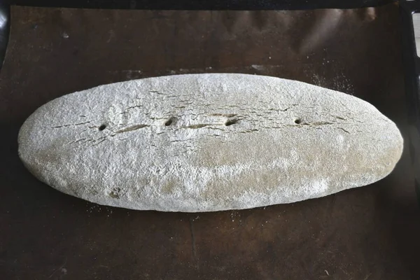 조심스럽게 빵판에 막대기나날카로운 자르거나 구멍을 만든다 — 스톡 사진