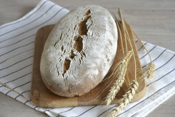 把面包放低一点 面包原来是美丽的 芬芳的 美味的 — 图库照片