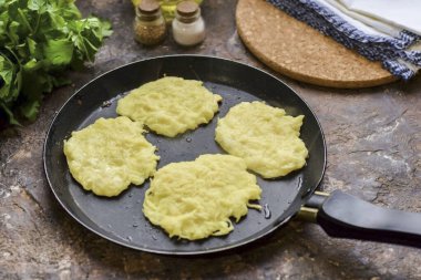 Tüm malzemeleri karıştır ve tavayı ısıt. Patatesleri kaşık kaşıkla çıkarın. Her iki taraftaki krepleri 1-2 dakika kızart..