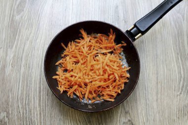 Tavuk pişerken, sosu hazırla. Bunu yapmak için havuç ve soğan soy. Tavaya tereyağı ekle ve orta sıcaklıkta erit. Havuçları kaba ya da orta rende rendele ve tavaya koy..