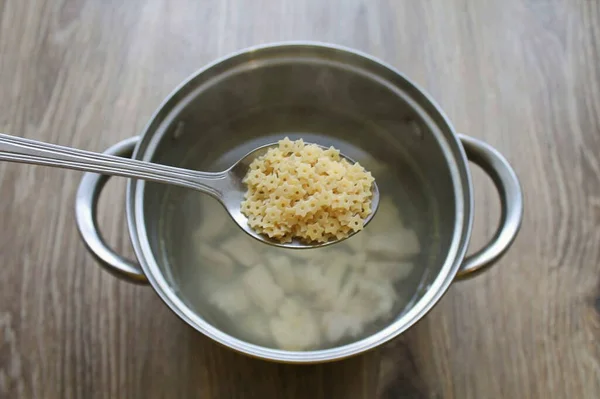 Una Vez Cocidos Los Filetes Añadir Pasta Llevar Ebullición — Foto de Stock