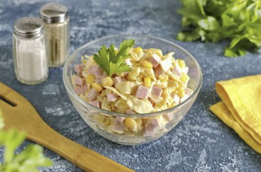 Masaya hemen servis edebilirsiniz. Bu tarife göre, krepli salata her gün ve her festival masasıyla servis edilebilir. Çok basit bir şekilde hazırlandı, ama sadece tatmin edici değil, aynı zamanda çok lezzetli de. Bir denesene! Bon Appe