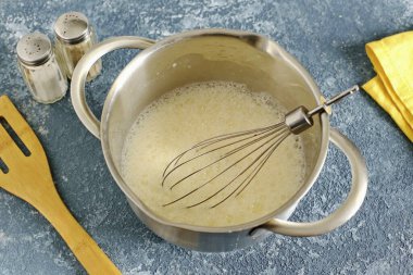 Yumurtaları nişasta ve suyla birleştir. Tadına tuz ekle ve pürüzsüz olana kadar çırp..