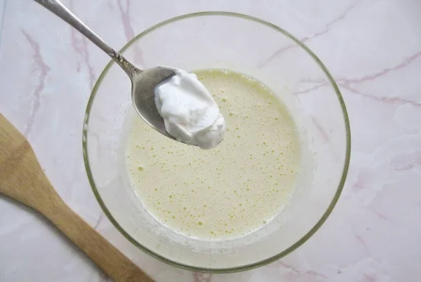 Batir Los Huevos Azúcar Con Una Batidora Hasta Que Estén — Foto de Stock