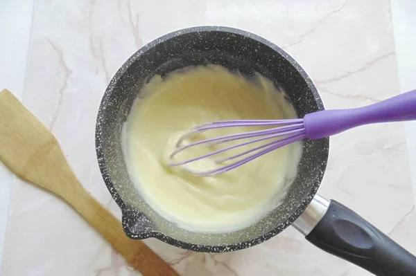 Tuang Campuran Telur Gula Dan Pati Dalam Susu Mendidih Aduk — Stok Foto