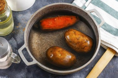 Havuç ve patatesleri durula, kazana ya da tencereye koy, sıcak suyla kapla ve 30 dakika kadar kaynat. Sonra buzlu suya koy ve serin.