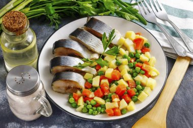 Haşlanmış ya da pişmiş balığı tabağa koy, sonra da pişmiş yan yemeği ve servis et..