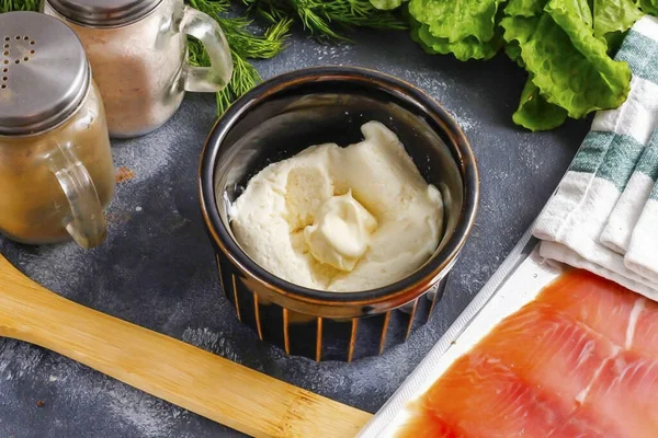 Coloque Creme Queijo Uma Tigela Tigela Adicione Maionese Desejado Uma — Fotografia de Stock