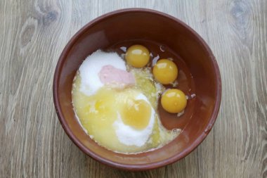 Bal, sirke, gazoz ekle ve karıştır..