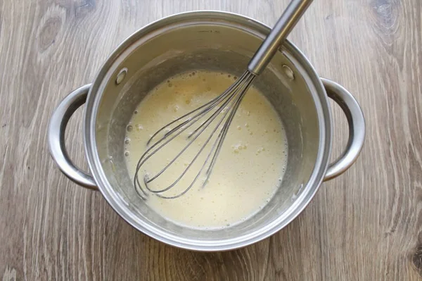 まず練乳カスタードを用意する 卵を鍋に入れ 砂糖とでんぷんを加え 滑らかになるまで混ぜます 牛乳の1 4を加え 再びかき混ぜてください — ストック写真