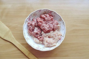 Domuz eti ve kıymayı bir kaseye koy..