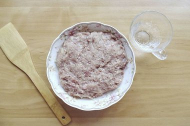 Çok karbonatlı su dökün ve kıymayı iyice karıştırın. Porsiyonlardan sonra, masaya ya da tabağın altına vur. Bu işlem doğranmış eti daha düzgün, yapışkan ve plastik yapacak. Ayrıca doğranmış eti de doğrayabilirsin.
