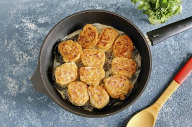 Altın kahverengiye kadar her iki tarafı da kızart. Tembel turtaları en azından atıştırmalık bir şeyler için pişirebilirsin, en azından herhangi bir şenlik masası için. Her halükarda, böyle bir aperatif bir anda uçup gider..