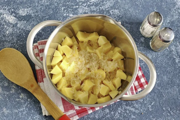 Coloque Las Papas Cortadas Cubitos Arroz Enjuagado Una Cacerola —  Fotos de Stock