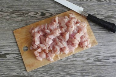 Tavuk filetosunu küçük parçalara ayır..