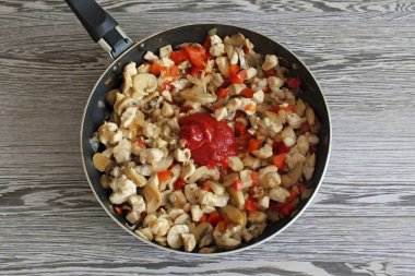 1 tbsp ekle. Domates ezmesi, doğranmış sarımsak. Karıştır. 3-4 dakika için ısıtın..