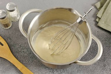 Hamur yapışkan olmalı ama krepler kadar kalın olmamalı..