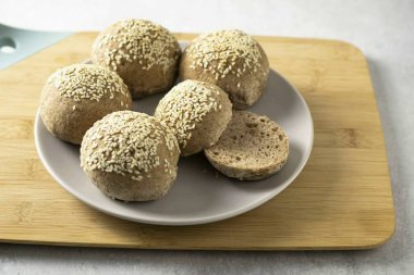 Çörekleri soğut, sonra kesebilirsin..