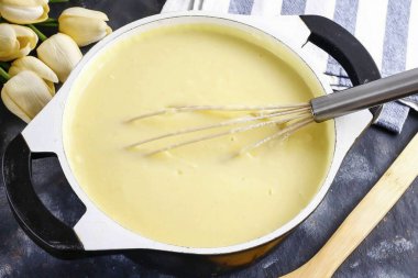 Konteynırı ocağın üzerine koy ve kremayı 10-15 dakika kalınlaştırıp zaman zaman karıştırana kadar demle..