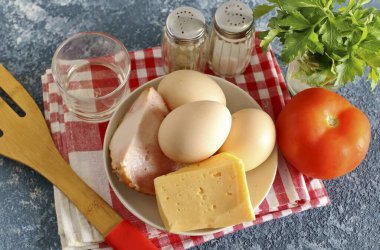Domuz etiyle çırpılmış yumurta pişirmek için gerekli tüm malzemeleri hazırlayın..