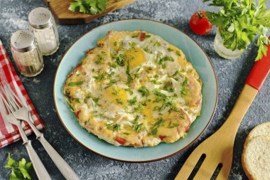 Yumurtaları bir tabağa koy, doğranmış bitkilerle serp ve servis et. Bu tarife göre çırpılmış yumurta sadece besleyici değil, aynı zamanda çok lezzetlidir! Pişirmeye çalış, sevdiklerin tatmin olacak! Afiyet olsun.!
