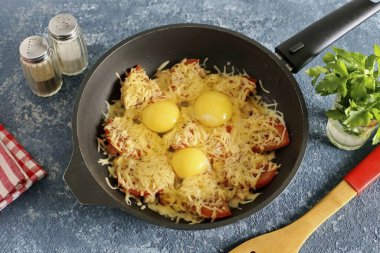 O zaman yumurtaları üstte kır. Tuz ve biberle mevsim, yumurtalar istenilen sıcaklıkta pişene kadar yumurtaları kapla ve kızart..