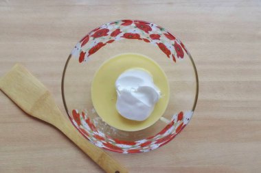 Çırpılmış yumurta beyazını hamura küçük porsiyonlar halinde ekle..