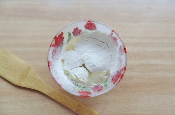 Despeje Farinha Peneirada Manteiga — Fotografia de Stock