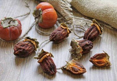 Kurutulmuş meyveyi seviyorsan ama yeni bir şey istiyorsan kurutulmuş hurma yap. Senden, hurma ve sabırla beklemekten başka bir şey beklemeni istemiyorum. Kurutulmuş hurma ya da başka bir deyişle 