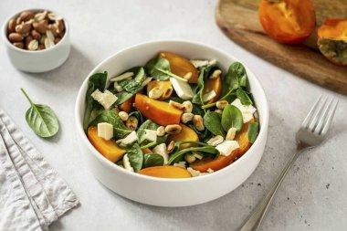 Hurmalı salata ve ıspanak hazır, afiyet olsun! Meyve salatası seviyorsanız, hurma ve ıspanak salatasını denemenizi öneririm. Parlak, sıra dışı ve çok lezzetli olduğu ortaya çıktı. Tarifi not al.!