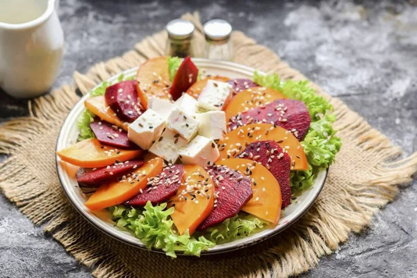 Colocar Queso Picado Centro Ensalada Espolvorear Con Aceite Añadir Sal — Foto de Stock