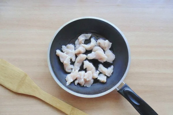 Pokroić Filet Kurczaka Małe Kawałki Umieścić Gorącej Patelni Masłem — Zdjęcie stockowe