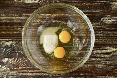 Tavuk yumurtalarını bir kaseye dök. Şeker ekle.