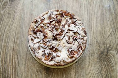 Fırından çık ve Charlotte 'u kalıptan çıkarmadan soğutmaya çalış. Sonra kaldır, bir tabağa transfer et ve üzerine pudra şekeri serp..