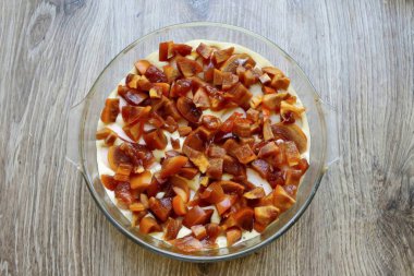 Hurmayı parçalara ayır, tohumları ayır. Elmaları tüm yüzeye yayın..