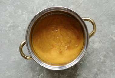 Çukurları hurmalardan ayırın ve pürüzsüz olana kadar blender yapın. Püreyi bir tencereye boşalt, kalan pektin ve şekeri de ekle. Orta sıcaklıkta 3 dakika..