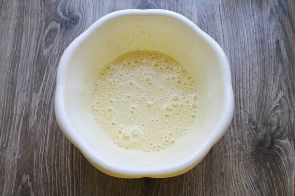 Memecahkan Telur Dalam Mangkuk Dan Menambahkan Gula Mengalahkan Dengan Mixer — Stok Foto