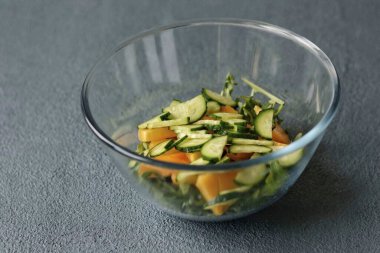 Salatalığı yıka, kuyruklarını kes. İkiye böl, sonra da ince halkalara böl..